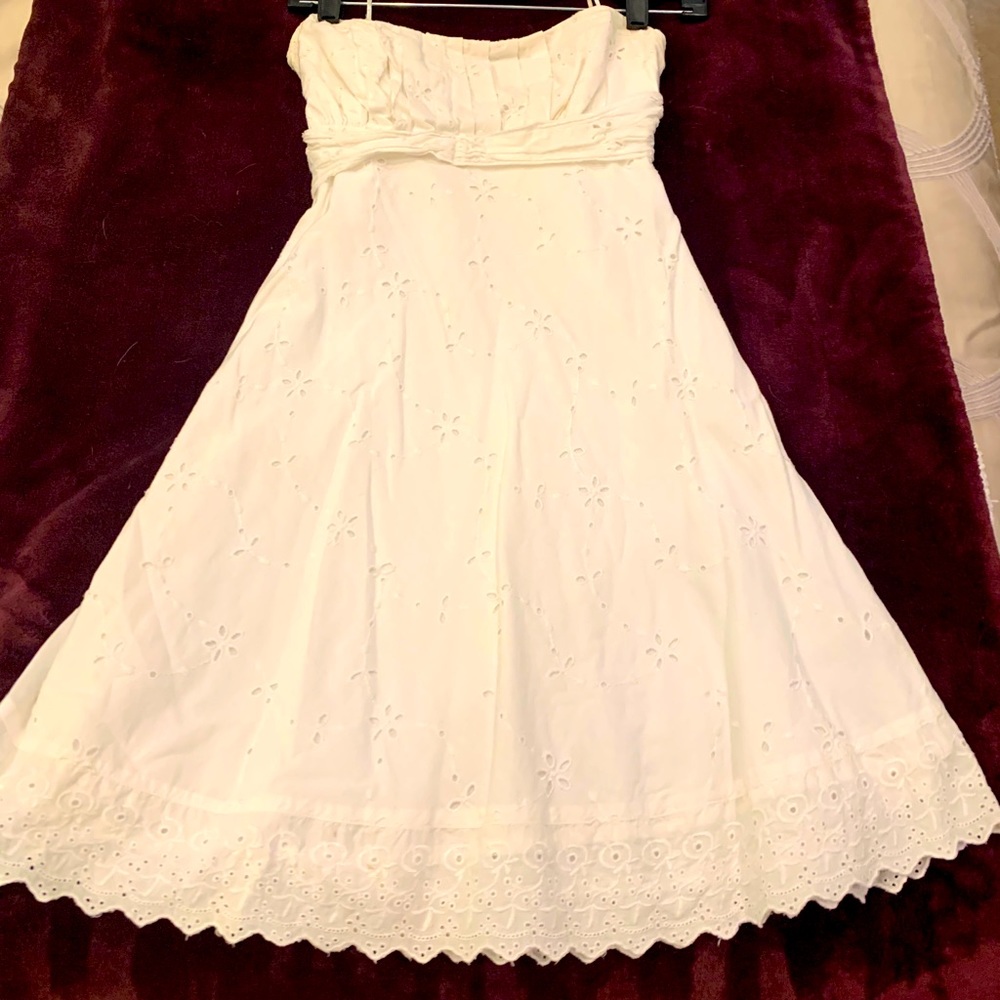 Cotton eyelet, strapless dress with bow back